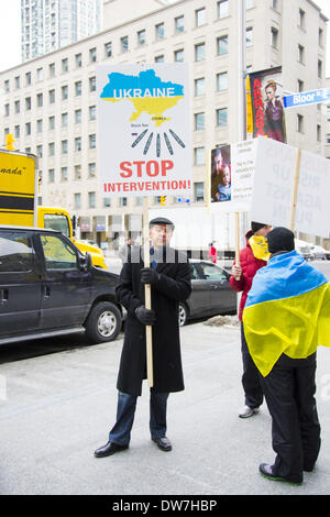 Toronto, Kanada. 1. März 2014. Etwa 200 Personen waren auf Seite einen Protest außerhalb der russischen Konsulat in Toronto Samstag gegen Aktionen des Landes in der Region von Crimea der Ukraine demonstrieren. Hunderte von Demonstranten, einige in blau und gelb ukrainischen Fahnen drapiert. © Nisarg Lakhmani/NurPhoto/ZUMAPRESS.com/Alamy Live-Nachrichten Stockfoto