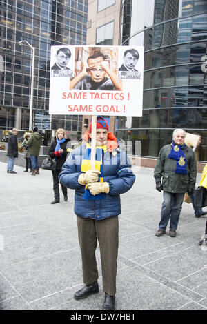 Toronto, Kanada. 1. März 2014. Etwa 200 Personen waren auf Seite einen Protest außerhalb der russischen Konsulat in Toronto Samstag gegen Aktionen des Landes in der Region von Crimea der Ukraine demonstrieren. Hunderte von Demonstranten, einige in blau und gelb ukrainischen Fahnen drapiert. © Nisarg Lakhmani/NurPhoto/ZUMAPRESS.com/Alamy Live-Nachrichten Stockfoto