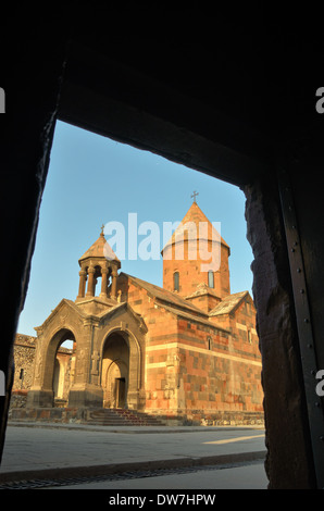 Blick auf die Kirche der Heiligen Mutter Gottes (St. Astvatzatzin) aus dem Brunnen in Khor Virap Kloster, Ararat Tal, Armenien Stockfoto