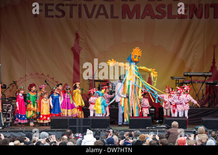 London, UK. 2. März 2014. Tanz um die Kostroma-Puppe ist das Maskottchen der Masleniza, die russischen Sun Festival. Bildnachweis: Neil Cordell/Alamy Live-Nachrichten Stockfoto