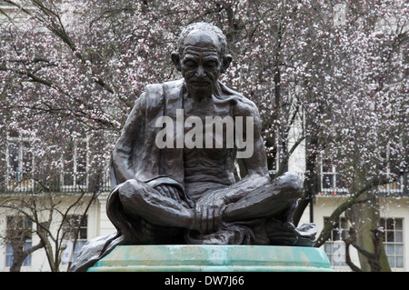 Eine Statue von Mahatma Gandhi, der Anführer der Indiens Kampf für die Unabhängigkeit vom britischen Mutterland. Tavistock Square, London, England, Vereinigtes Königreich. Stockfoto