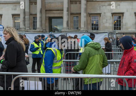 London, UK. 2. März 2014. Zusätzliche Sicherheit für den Eintritt in Trafalgar Square für das diesjährige russischen Masleniza feiern. Bildnachweis: Neil Cordell/Alamy Live-Nachrichten Stockfoto