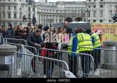 London, UK. 2. März 2014. Zusätzliche Sicherheit für den Eintritt in Trafalgar Square für das diesjährige russischen Masleniza feiern. Bildnachweis: Neil Cordell/Alamy Live-Nachrichten Stockfoto