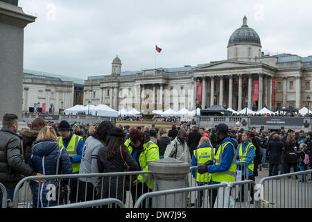 London, UK. 2. März 2014. Zusätzliche Sicherheit für den Eintritt in Trafalgar Square für das diesjährige russischen Masleniza feiern. Bildnachweis: Neil Cordell/Alamy Live-Nachrichten Stockfoto