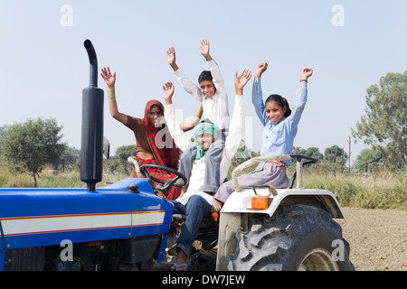 Indische Landwirt Traktor mit seiner Familie zu fahren Stockfoto