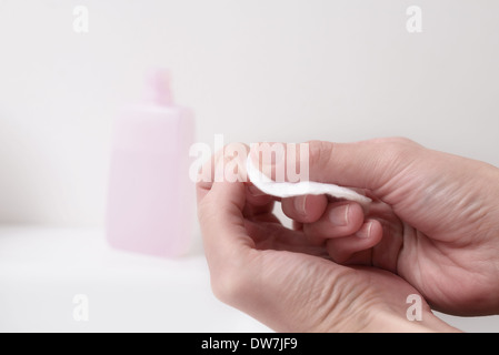 Frau mit Aceton ihre Fingernägel Nagellack entfernen Stockfoto