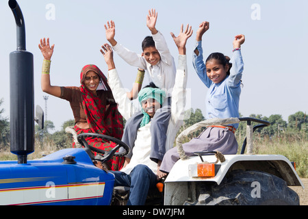 Indische Landwirt Traktor mit seiner Familie zu fahren Stockfoto