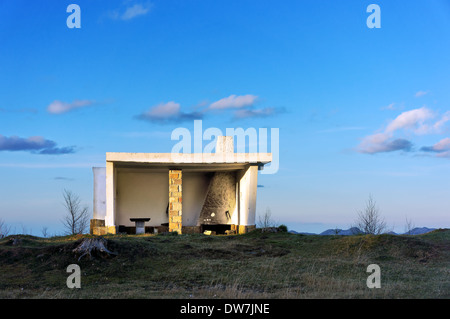 Schuppen in Berg bei Sonnenuntergang Stockfoto