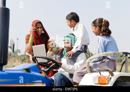 Indischen Bauern fahren Traktor mit Familie und Frau im Gespräch Stockfoto