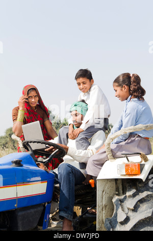 Indischen Bauern fahren Traktor mit Familie und Frau im Gespräch Stockfoto