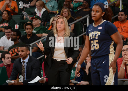 2. März 2014: Headcoach Suzie McConnell-Serio von Pittsburgh in Aktion während der NCAA Basketball-Spiel zwischen den Miami Hurricanes und den Pittsburgh Panthers im Bank United Center in Coral Gables, FL. Die Hurricanes besiegten die Panthers 67-54. Stockfoto