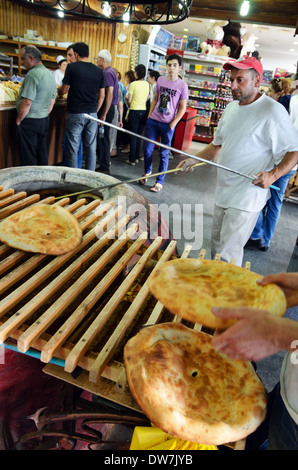 Männer machen im Tandoor Ofen, Spitak, Armenien Brot Stockfoto