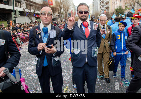 Mann verkleidet als Premierminister von Spanien, Mariano Rajoy, Karneval Gruppenmitglieder '' Dies ist wirklich ein derzeit '' während der Karnevalsumzug von Cadiz. Die Gruppierung ausgezeichnet mit dem ersten Preis in der Kategorie derzeit, dass während des Gesangswettbewerbs fand statt am 28. Februar auf Cadiz Theater, Falla Manue Stockfoto