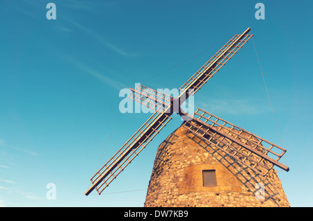 Windmühle in Spanien mit Vintage-Effekt gegen blauen Himmel Stockfoto