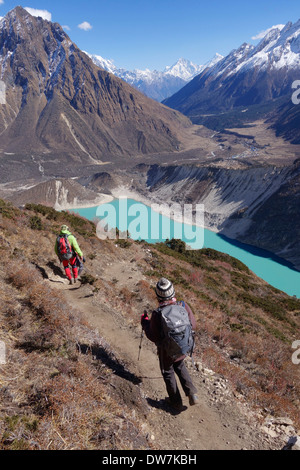 Wanderer eine Spur über Birendra Tal (See) in der Manaslu Region Nepals absteigend. Stockfoto