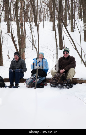 Winterwanderer Entspannung und Erholung auf einem schneebedeckten Weg auf Mount Greylock, Adams, MA. Stockfoto