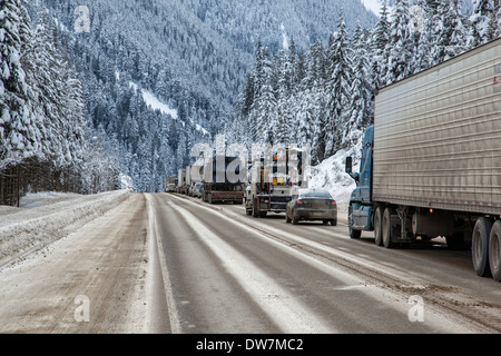 Verkehr am Trans-Canada Highway angehalten für Winter Schnee Räumung, Britisch-Kolumbien, Kanada. Stockfoto