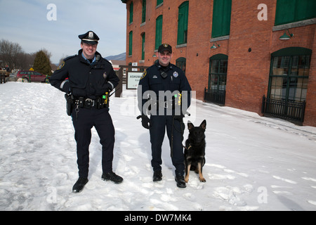 Zwei menschliche Polizisten posieren mit neuen Hund-Polizist der Stadt. Stockfoto