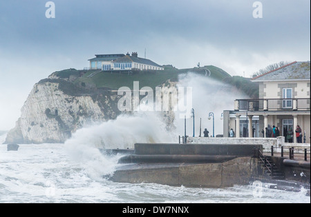 Große Wellen auf die Strandpromenade in Freshwater, Isle Of Wight während eines Gewitters mit starkem Wind, Menschen schützen Stockfoto