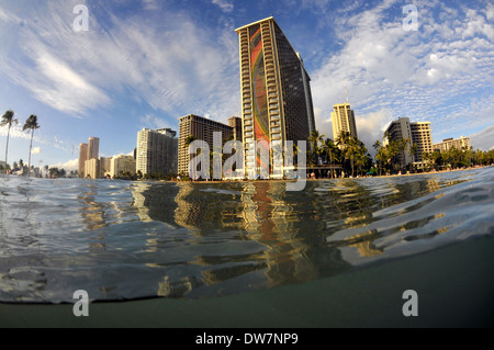 Kahanamoku Beach in Waikiki angesehen, aus dem Wasser, Oahu, Hawaii, USA Stockfoto