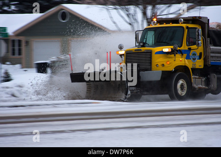 Waukesha County Highway LKW Pflügen Schnee in Wisconsin Stockfoto