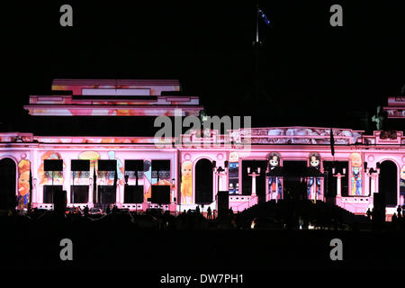 Canberra, Australien. 2. März 2014. Australiens Old Parliament House in Canberra, Australien, 2. März 2014 leuchtet. "Erleuchte Canberra" ist eine jährliche Fördervereine und Kreativität Aktivität statt Ende Februar bis Anfang März während der Hauptgrenzstein Gebäude, einschließlich Parliament House, Old Parliament House, National Science and Technology Centre, Nationalbibliothek und so weiter, wird mit bunten Lichtern beleuchtet werden. Bildnachweis: Justin Qian/Xinhua/Alamy Live-Nachrichten Stockfoto