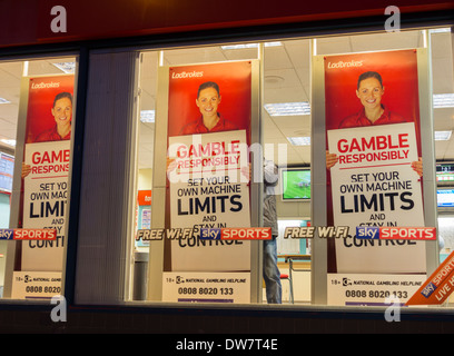 Glücksspiel mit Verantwortung Poster Übersicht national Gambling Helpline Nummer in Ladbrokes Buchmacher. Stockfoto