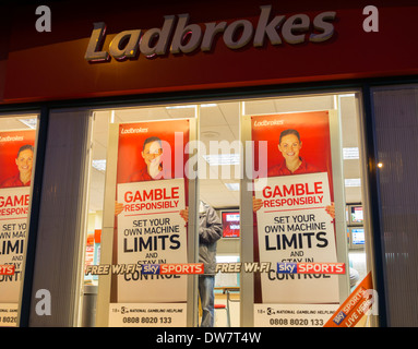 Glücksspiel mit Verantwortung Poster Übersicht national Gambling Helpline Nummer in ladbrokes Buchmacher. Stockfoto