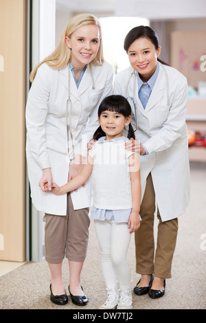 Ärzte und Mädchen in der Kinderklinik Stockfoto