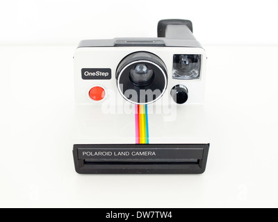 Ein Polaroid OneStep SX-70 Land Camera.  (Polaroid OneStep weiß und Regenbogen gestreift Kamera). Stockfoto