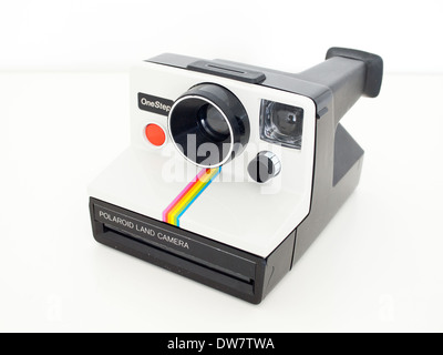 Ein Polaroid OneStep SX-70 Land Camera.  (Polaroid OneStep weiß und Regenbogen gestreift Kamera). Stockfoto