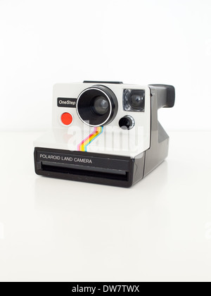 Ein Polaroid OneStep SX-70 Land Camera.  (Polaroid OneStep weiß und Regenbogen gestreift Kamera). Stockfoto