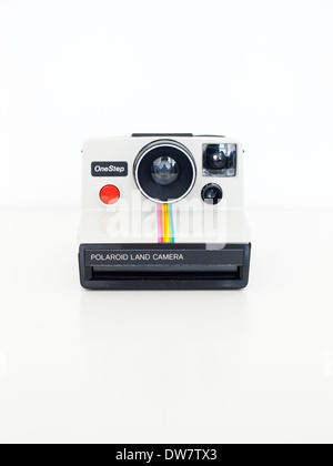 Ein Polaroid OneStep SX-70 Land Camera.  (Polaroid OneStep weiß und Regenbogen gestreift Kamera). Stockfoto