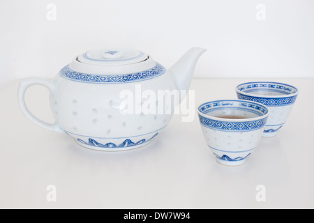 Eine traditionelle chinesische Teekanne und Teetassen mit Jasmin Grüner Tee gefüllt. Stockfoto