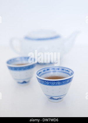 Eine traditionelle chinesische Teekanne und Teetassen mit Jasmin Grüner Tee gefüllt. Stockfoto