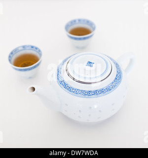 Eine traditionelle chinesische Teekanne und Teetassen mit Jasmin Grüner Tee gefüllt. Stockfoto