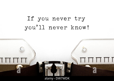 Wenn Sie nie versuchen wirst du nie wissen! gedruckt auf einer alten Schreibmaschine. Stockfoto