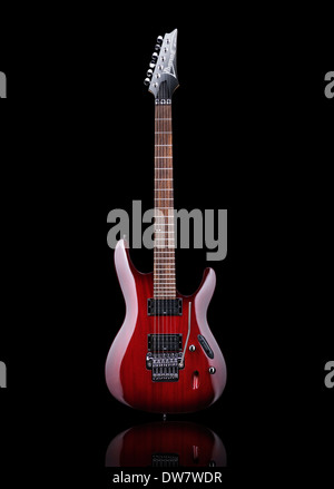 Rot Ibanez S-Serie-S420-e-Gitarre mit Beschneidungspfad auf schwarzem Hintergrund isoliert Stockfoto