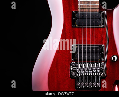 Nahaufnahme von roten e-Gitarre Ibanez S-Serie S420, Tremolo und Pickups auf schwarzem Hintergrund Stockfoto