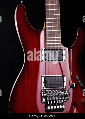 Nahaufnahme von roten e-Gitarre Ibanez S-Serie S420, Tremolo und Pickups auf schwarzem Hintergrund Stockfoto