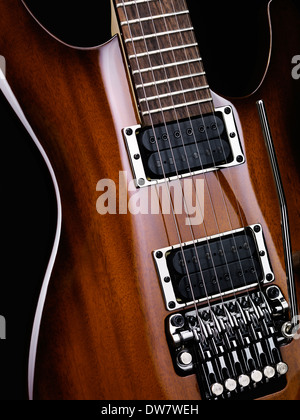 Künstlerische Nahaufnahme Foto der e-Gitarre natürliche braune Holzfarbe Stockfoto