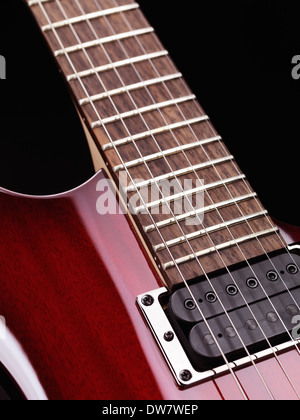 Nahaufnahme von Hals, Saiten und Humbucker Pickup e-Gitarre Stockfoto