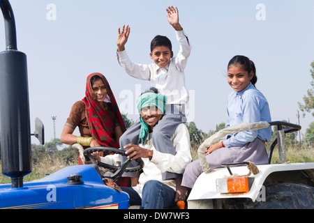 Indische Landwirt Traktor mit seiner Familie zu fahren Stockfoto