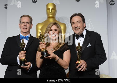 Los Angeles, USA. 2. März 2014. Chris Buck (L), Jennifer Lee (C) und Peter Del Vecho posieren für Fotos mit den Best Animated Feature Film Award für "Frozen" während der Oscar-Verleihung im Dolby Theater in Los Angeles, USA, am 2. März 2014. Bildnachweis: Yang Lei/Xinhua/Alamy Live-Nachrichten Stockfoto