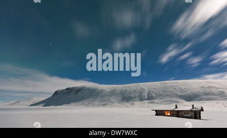 Ein klarer Nachthimmel in Lappland mit einigen schwachen Nordlichter, Termisjärvi, Enontekiö, Lappland, Finnland, EU Stockfoto