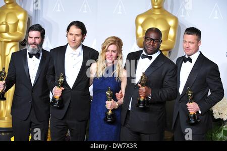 Los Angeles, CA. 2. März 2014. Jeremy Kleiner, Dede Gardner, Brad Pitt, Anthony Katagas, Steve McQueen, Produzenten, Best Motion Picture of the Year der Presseraum für die 86th Annual Academy Awards - Presse Raum 2 - Oscars 2014, der Dolby Theater in Hollywood und Highland Center, Los Angeles, CA 2. März 2014. Bildnachweis: Gregorio Binuya/Everett Collection/Alamy Live-Nachrichten Stockfoto