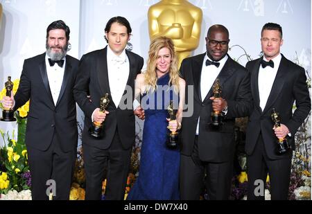 Los Angeles, CA. 2. März 2014. Jeremy Kleiner, Dede Gardner, Brad Pitt, Anthony Katagas, Steve McQueen, Produzenten, Best Motion Picture of the Year der Presseraum für die 86th Annual Academy Awards - Presse Raum 2 - Oscars 2014, der Dolby Theater in Hollywood und Highland Center, Los Angeles, CA 2. März 2014. Bildnachweis: Gregorio Binuya/Everett Collection/Alamy Live-Nachrichten Stockfoto