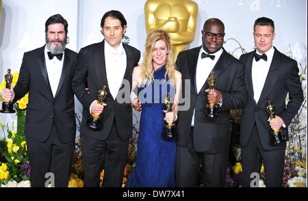 Los Angeles, CA. 2. März 2014. Jeremy Kleiner, Dede Gardner, Brad Pitt, Anthony Katagas, Steve McQueen, Produzenten, Best Motion Picture of the Year der Presseraum für die 86th Annual Academy Awards - Presse Raum 2 - Oscars 2014, der Dolby Theater in Hollywood und Highland Center, Los Angeles, CA 2. März 2014. Bildnachweis: Gregorio Binuya/Everett Collection/Alamy Live-Nachrichten Stockfoto