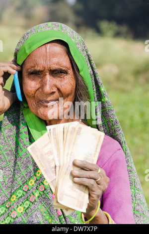 1 indische Frau stehen und reden mit mobile Stockfoto