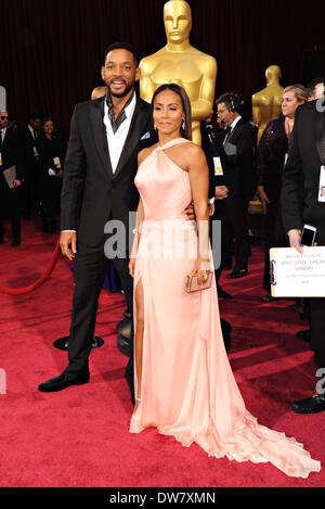 Hollywood, Kalifornien, USA. 2. März 2014. WILL SMITH Berluti mit Frau tragen, kommt JADA PINKETT SMITH, in einem rosa Kleid von Versace, während die 86. Academy Awards-Zeremonie im Dolby Theater. Bildnachweis: Lisa O'Connor/ZUMA Wire/ZUMAPRESS.com/Alamy Live-Nachrichten Stockfoto